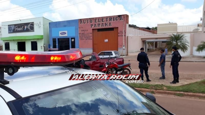 Rolim de Moura – Colisão envolvendo carro e moto na Avenida Norte Sul resulta em uma pessoa ferida
